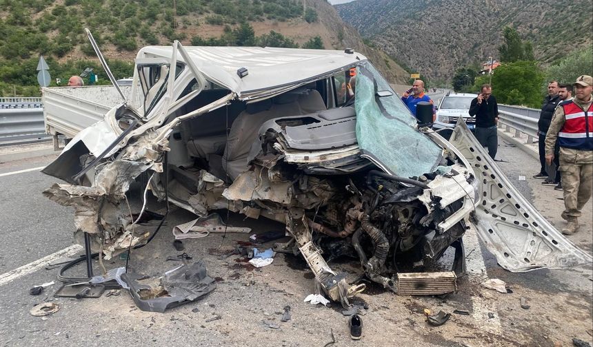 Gümüşhane-Trabzon yolunda kamyonet bariyerlere çarptı: 1 ölü, 3 yaralı