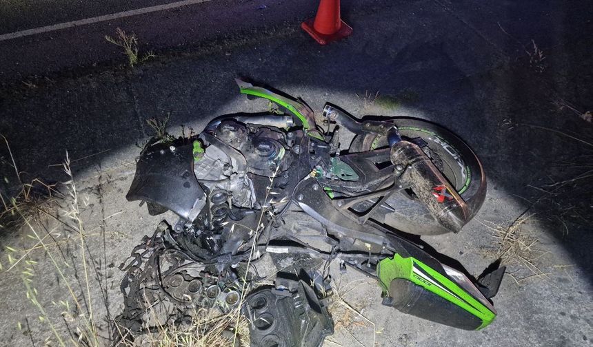 Yarış yaparken farları yanmayan otomobile çarpan motosikletler paramparça oldu: 1 ölü
