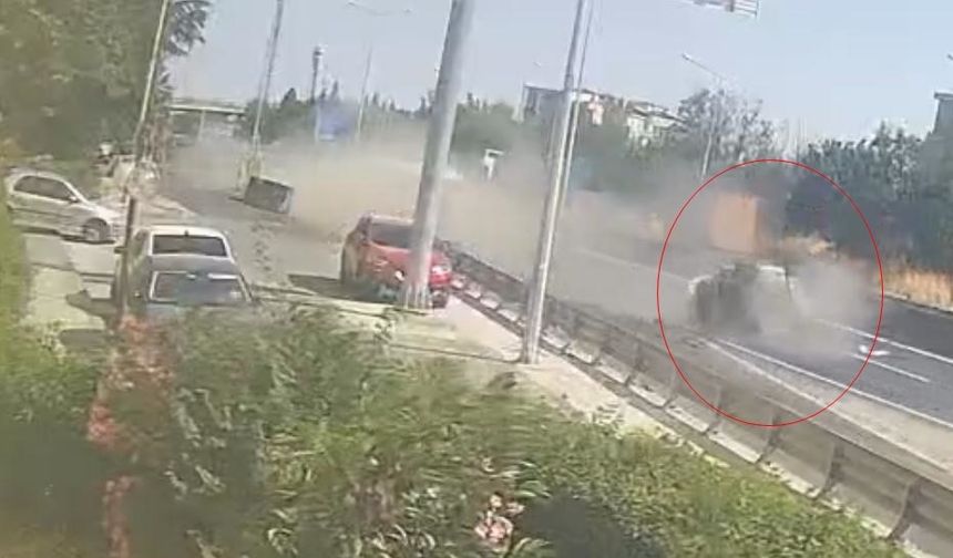 Bariyerlere saplanan otomobilin takla attığı feci kaza kamerada: 3 yaralı