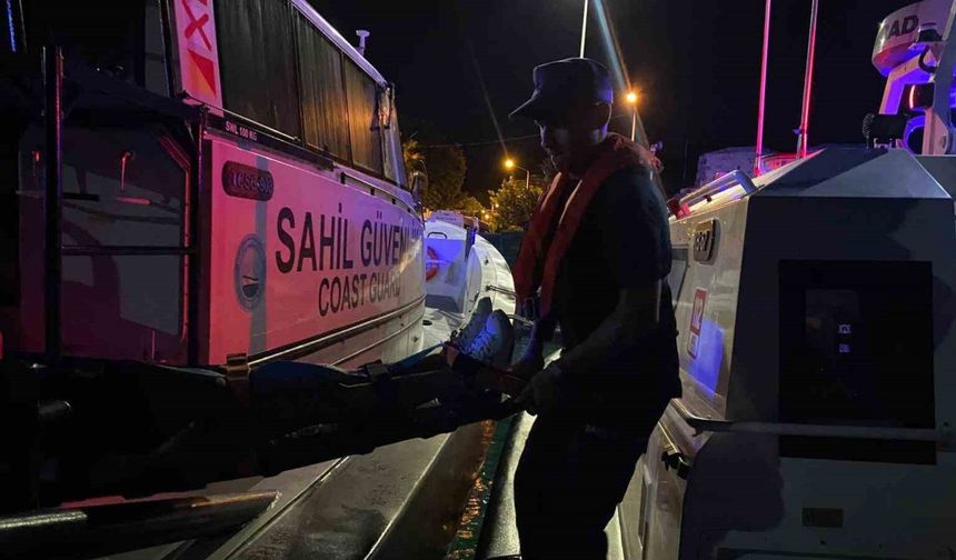 Bozcaada’da trafik kazasında yaralanan vatandaşın tıbbi tahliyesi Sahil Güvenlik ekiplerince gerçekleştirildi