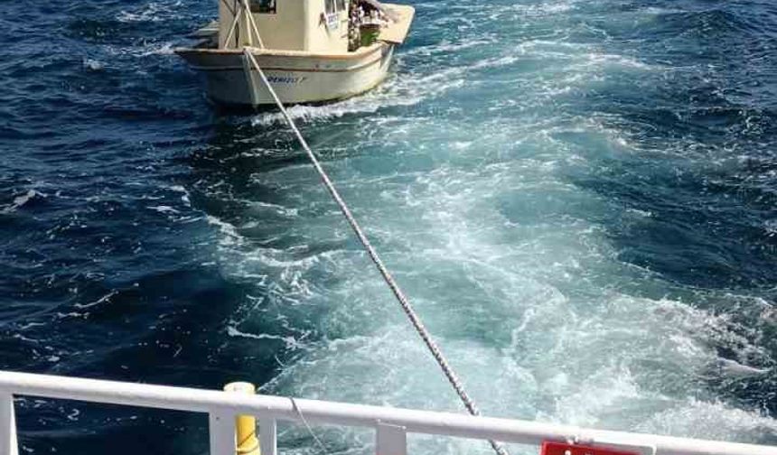 Çanakkale Boğazı’nda makine arızası yaparak sürüklenen tekne kurtarıldı