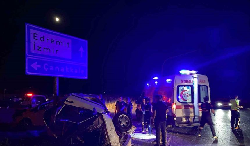 Çanakkale’de iki otomobil çarpıştı: 1’i ağır 3 yaralı