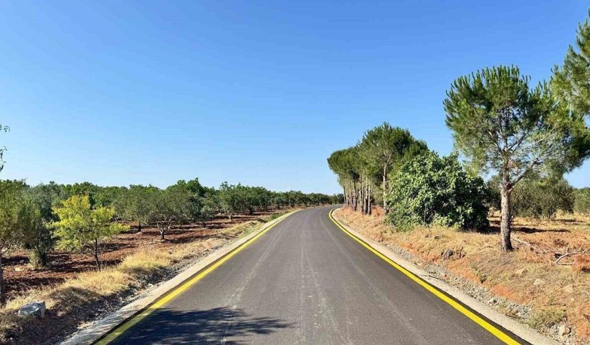 Çanakkale’de köy yollarında sıcak asfalt dökme çalışmaları hız kesmeden devam ediyor