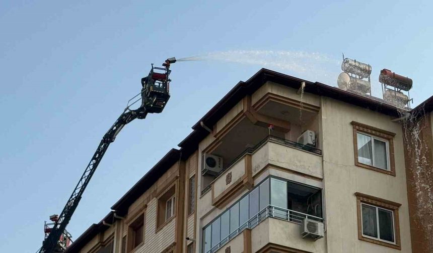Gaziantep’te 6 katlı binanın çatısında yangın