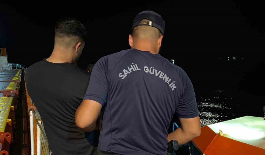 Gemide saklanarak yurt dışına kaçamak isteyen göçmenler kaptanın ihbarıyla yakalandı
