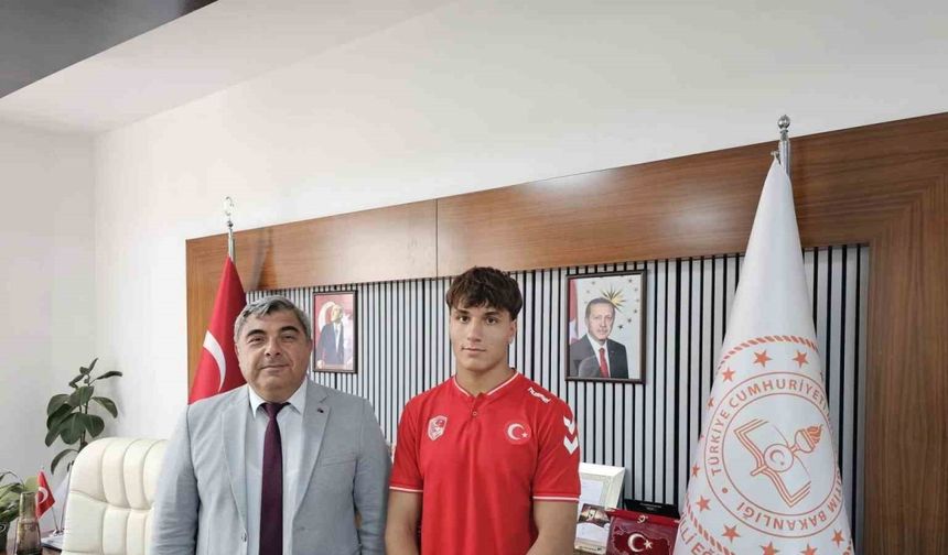 Genç pehlivan başarısını İl Milli Eğitim Müdürüne anlattı