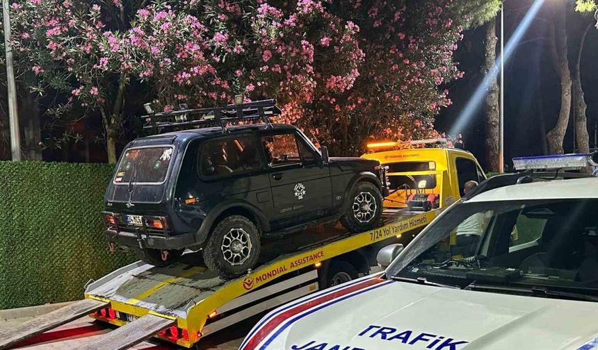 Gökçeada’da tuz gölünde arazi aracıyla drift yaptı