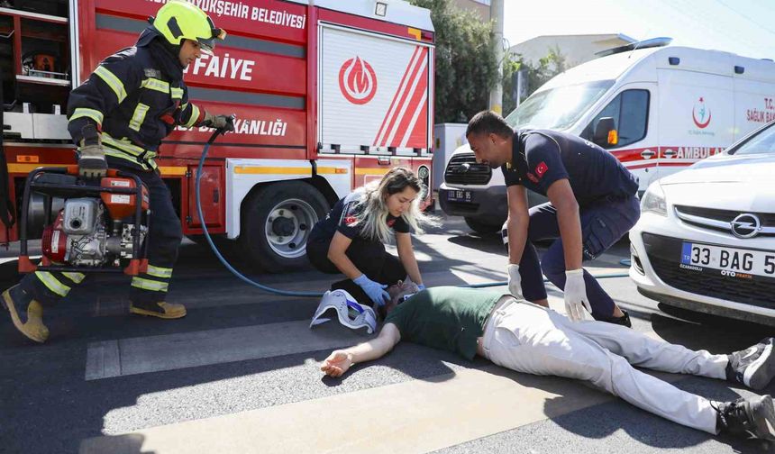 Mersin’de trafik tatbikatı gerçeği aratmadı, vatandaşlar kazayı gerçek sandı