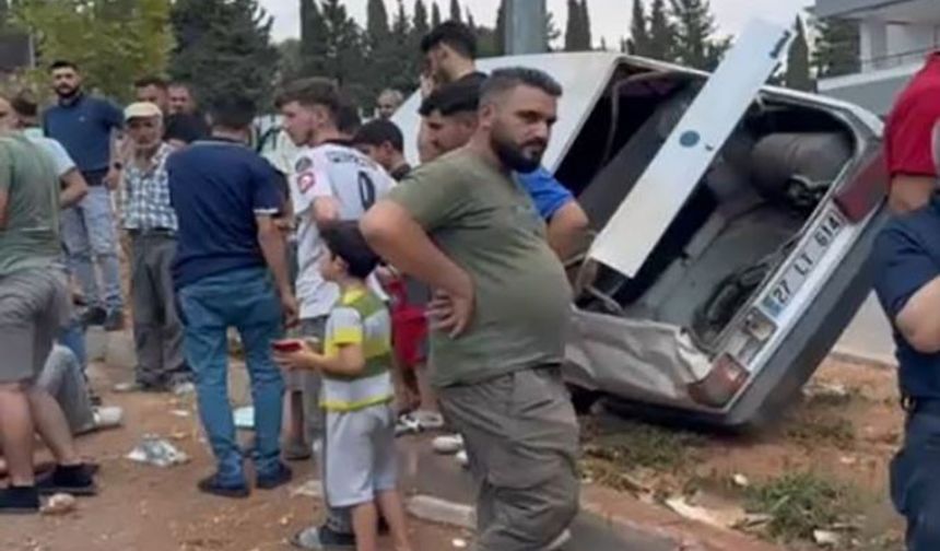 Otomobil refüjdeki aydınlatma direğine çarptı: 1 yaralı