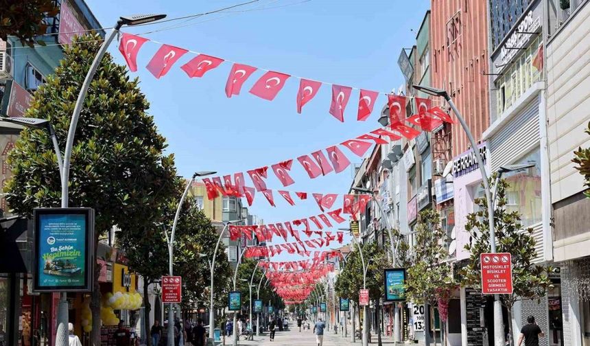 Sakarya’da cadde ve sokaklar ay-yıldızlı bayraklarla donatıldı