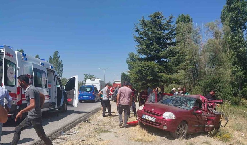 Tırın otomobile çarptığı kazada 1 kişi öldü, 5 kişi yaralandı