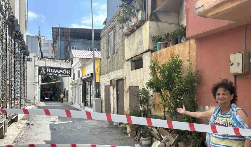 Yoldaki çökmeler evleri tehdit etmeye başladı