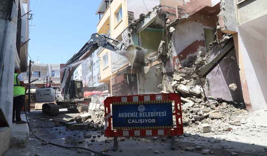 Akdeniz'de Metruk Yapı Yıkımları Sürüyor