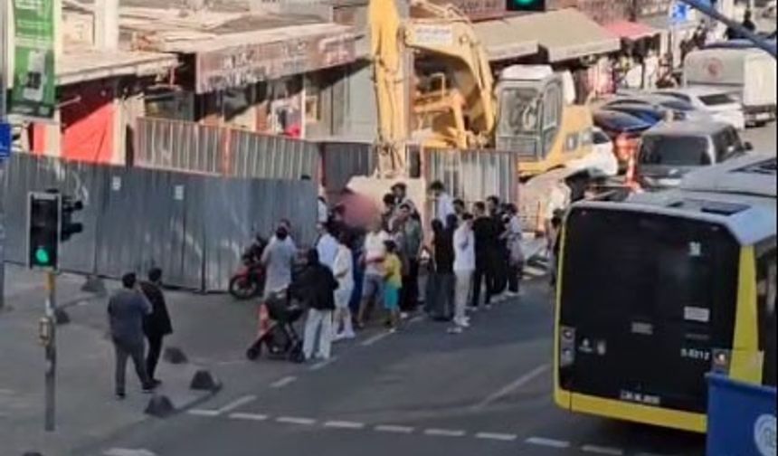 Arnavutköy’de motokurye bariyerleri yıkıp inşaat alanına daldı