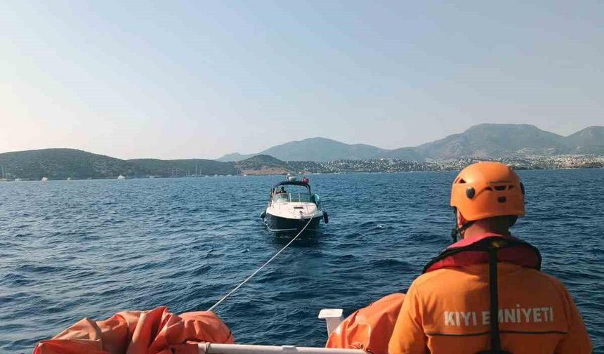 Bodrum açıklarında arızalanan ve sürüklenen tekne kurtarıldı