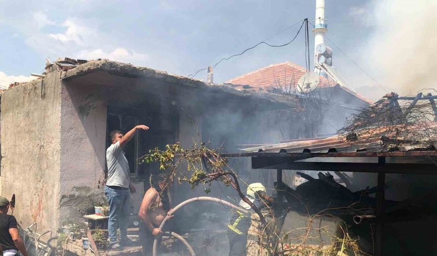 Burdur’da ahırda çıkan yangın eve sıçradı: 6 kişi dumandan etkilendi
