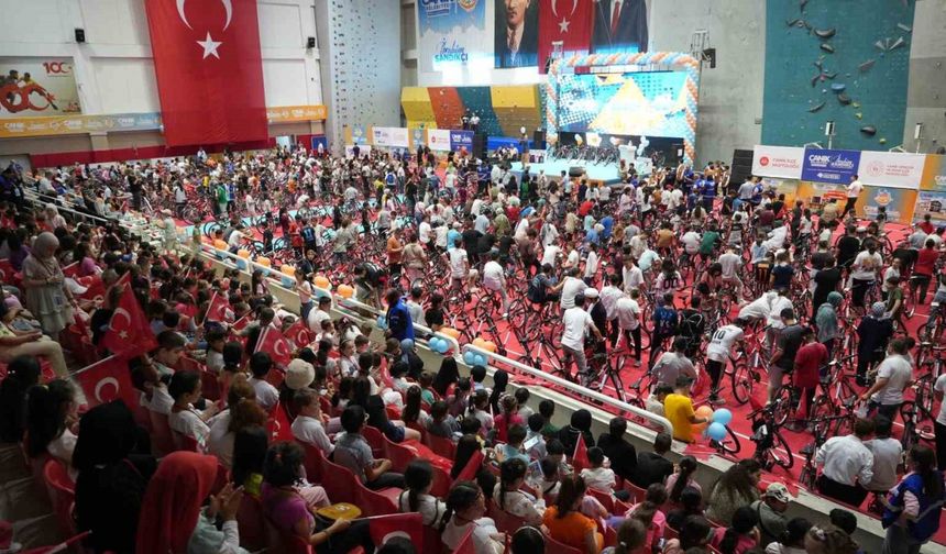 Camiye giden 4 bin çocuk ve genç hediyelerine kavuştu