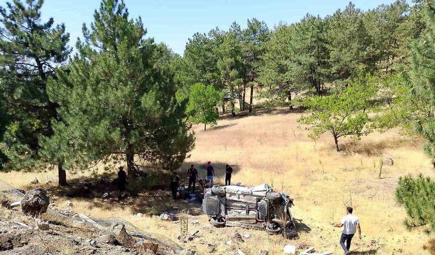 Elazığ’da hafif ticari araç şarampole uçtu: 3 yaralı