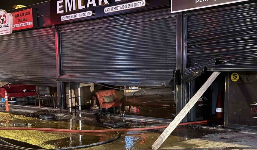 Faciaya ramak kala... Bilinçsizce yakılan ateş, 4 dükkana felaketi yaşattı