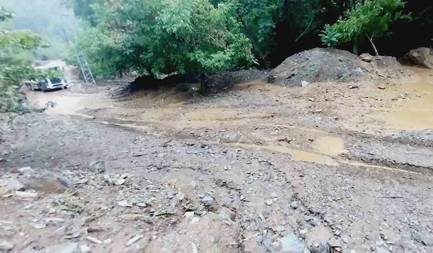 Feke’de sağanak sonrası dereler taştı, yollar kapandı