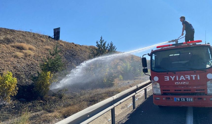Karabük’te yol kenarında çıkan ot yangını söndürüldü