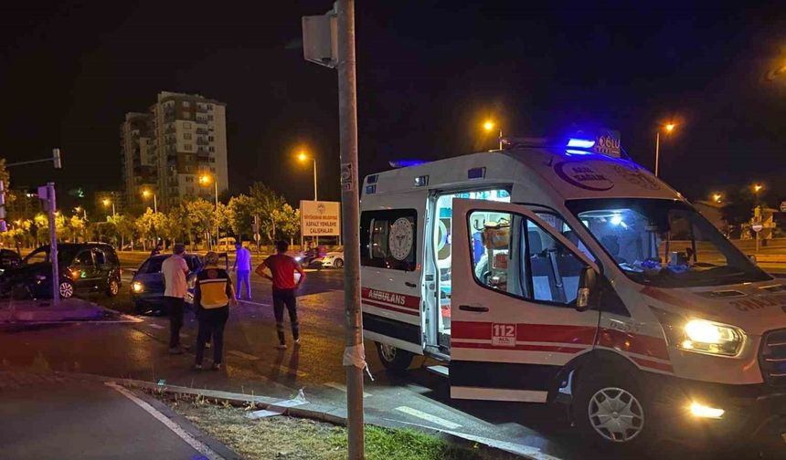Kazaya sebebiyet verdi, kazazedelere "Nasılsınız?" dedikten sonra kaçtı: 3 yaralı