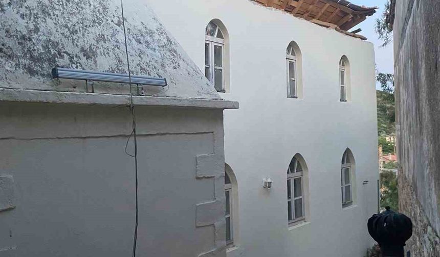 Söke Eski Doğanbey Köyü Camii’nin çatısı çöktü