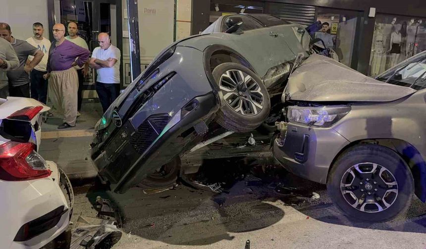 Tatvan’da 3 araçlı zincirleme trafik kazası