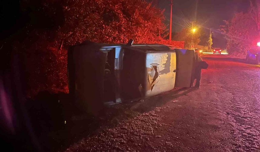 Tofaş Fiat otomobil yan yattı, sürücü olay yerinden kaçtı