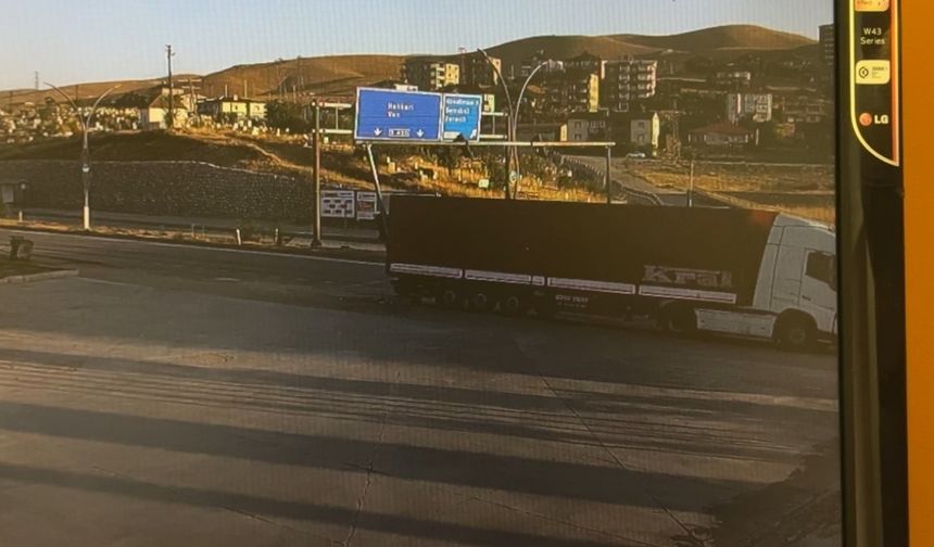 Yüksekova’da sinyalizasyon direğine çarpan tır güvenlik kamerasına yansıdı