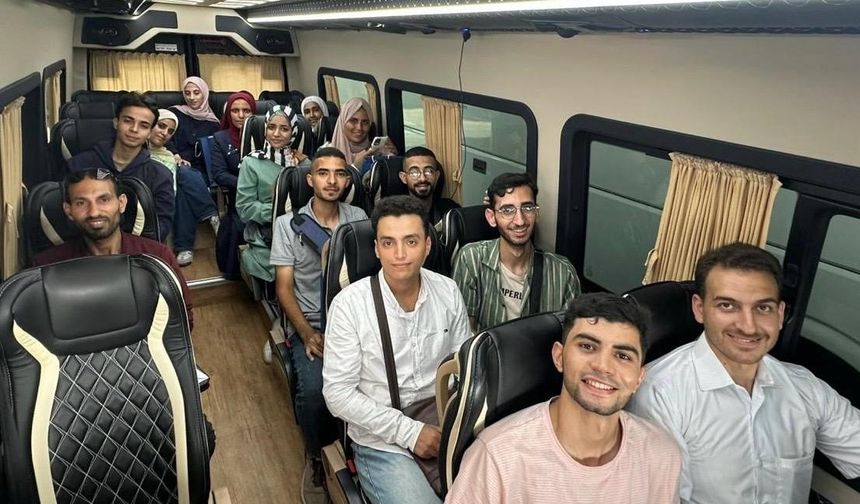 Azerbaycan, burs verdiği 14 Filistinli öğrenciyi Gazze’den tahliye etti