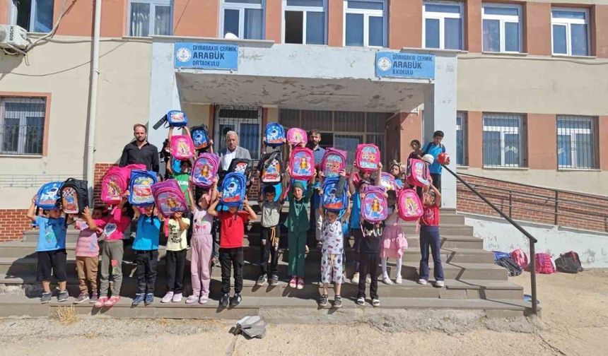 Diyarbakır’da hayırseverlerden 82 okuldaki öğrencilere kırtasiye malzemesi desteği