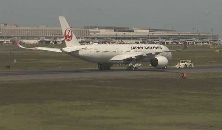 Japonya’da motoru arızalanan yolcu uçağı, tek motorla acil iniş yaptı