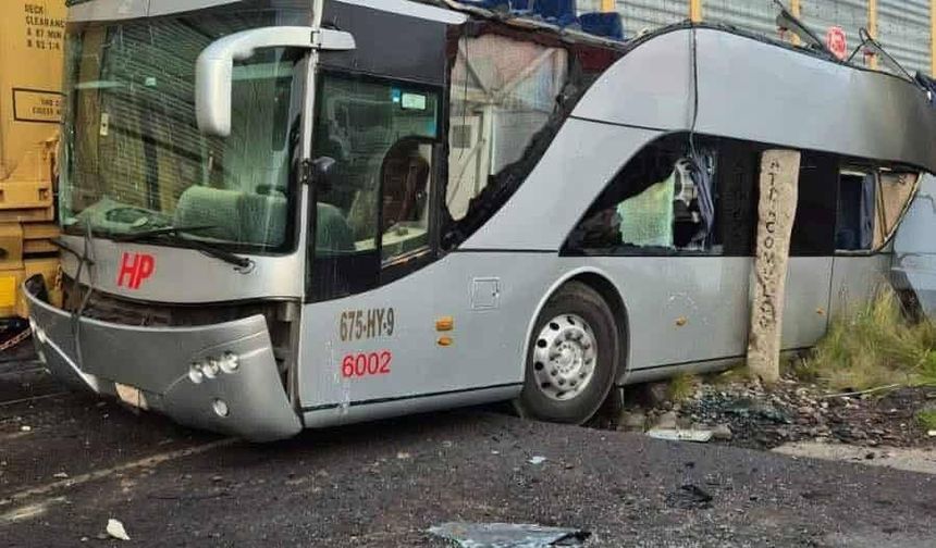 Meksika’da tren yolcu otobüsüne çarptı:  8 ölü, 45 yaralı