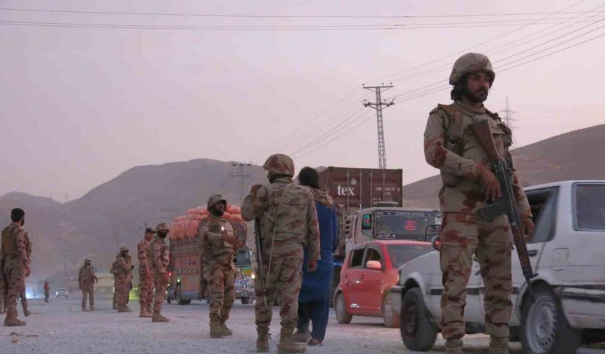 Pakistan’da çatışma: 12 asker hayatını kaybetti, 13 terörist öldürüldü