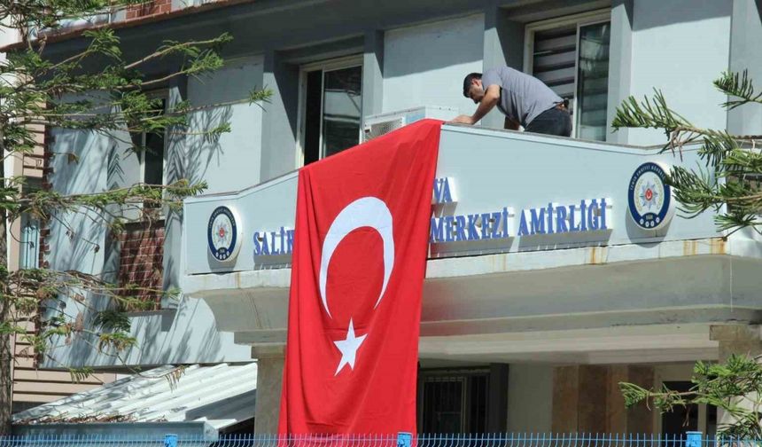 Saldırının olduğu sokak Türk bayraklarıyla donatıldı