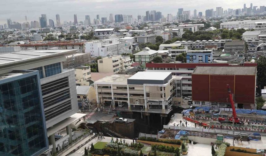 Tayland’da yol çöktü, bir araç 50 metrelik çukura düştü