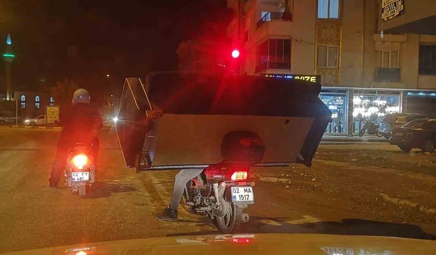 Adıyaman’da ilginç görüntü: Motosikletle koltuk taşıdı