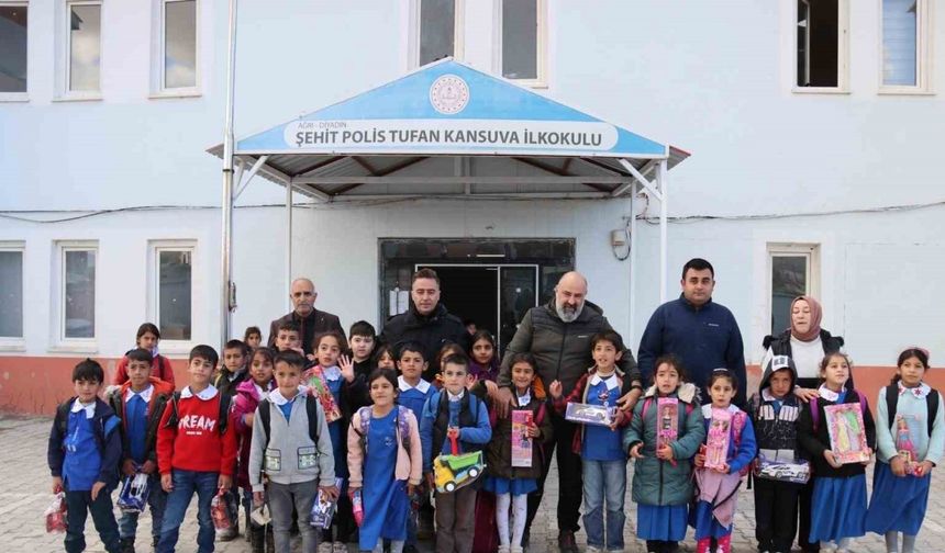 Ağrı Emniyet Müdürü Önder’den şehit meslektaşının ismini taşıyan okula ziyaret