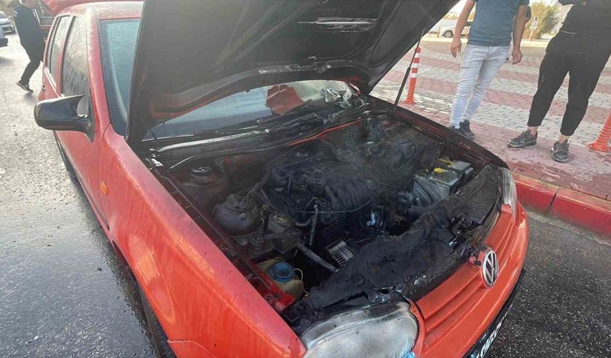 Alev alan LPG’li otomobile ilk müdahaleyi polis ekibi yaptı