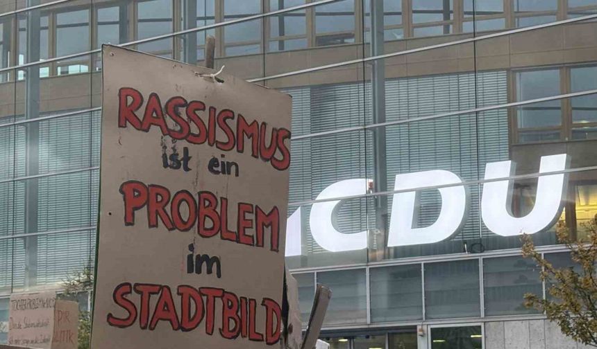 Almanya Başbakanı Merz, partisinin genel merkezi önünde binlerce kişi tarafından protesto edildi