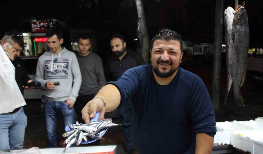 Amasya’da balıkçı ile kasabın esprili "indirim" kapışması vatandaşa yaradı