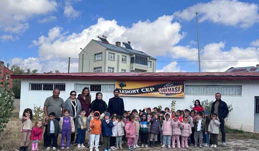 Anaokulu öğrencilerine sinema keyfi