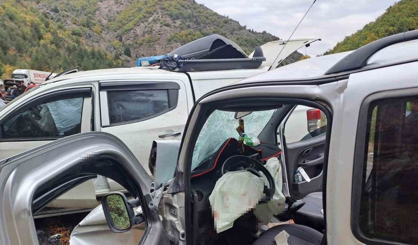 Artvin’de zincirleme trafik kazası: 4 yaralı