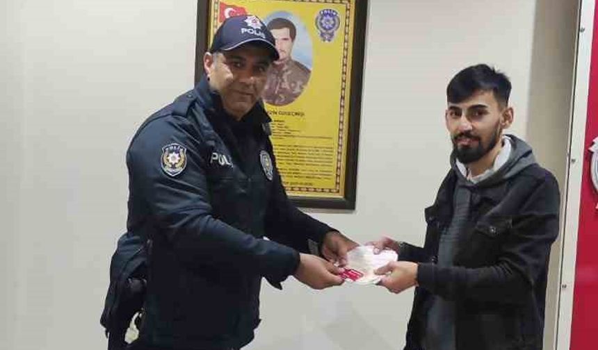 ATM’de bulduğu 6 bin 350 ve kartı sahibine teslim etti