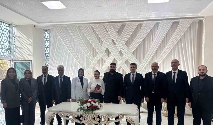 Bakan Yardımcısı Yenigün, ’Evlenecek Gençlerin Desteklenmesi Projesi’nden yararlanan çiftin nikah şahidi oldu