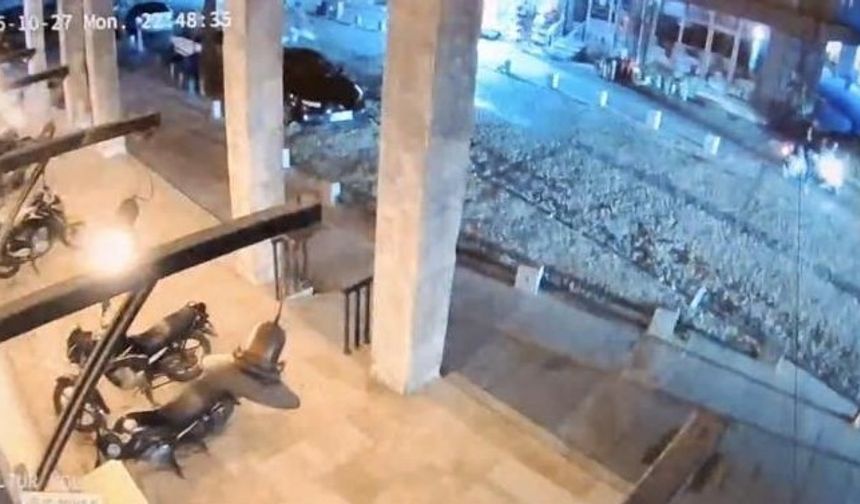 Balıkesir’de 6.1 büyüklüğündeki deprem güvenlik kamerasında