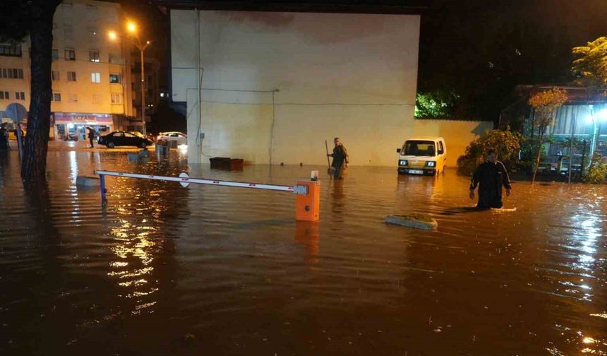 Balıkesir’de sağanak yağış ve lodos hayatı olumsuz etkiledi