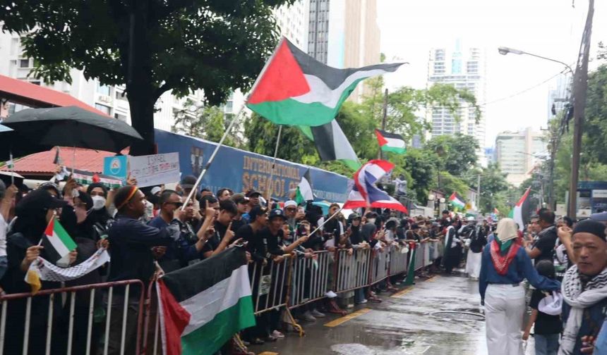 Bangkok’ta İsrail Büyükelçiliği önünde Filistin’e destek gösterisi