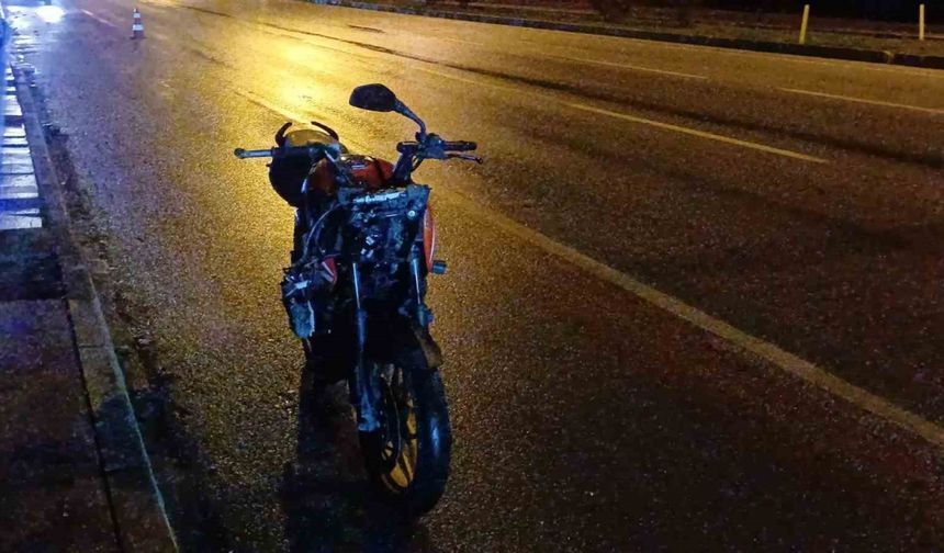 Bariyerlere çarpan motosikletli genç öldü